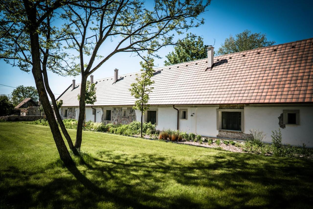 Pajta Apartman Es Vendeghaz Tata Exteriör bild