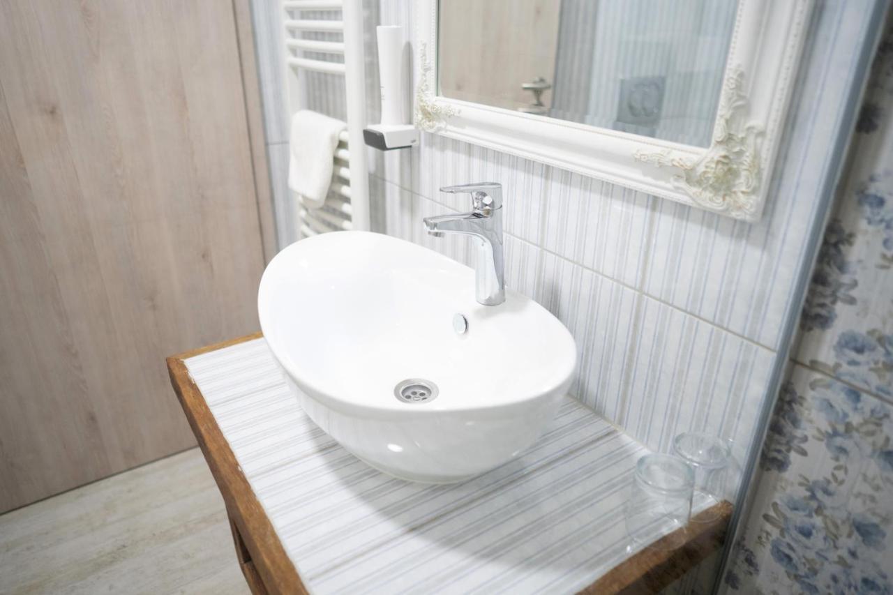 Pajta Apartman Es Vendeghaz Tata Exteriör bild