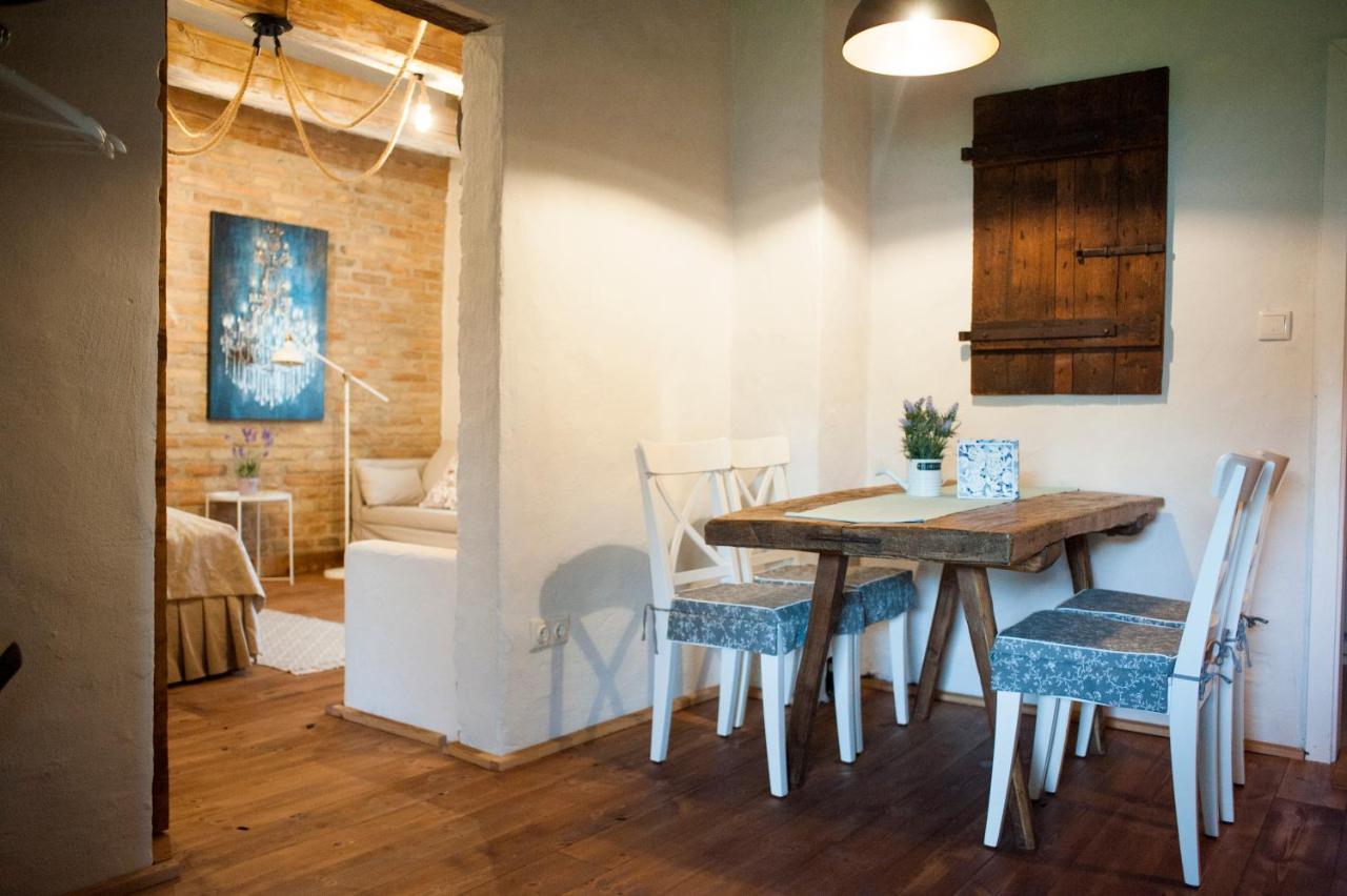 Pajta Apartman Es Vendeghaz Tata Exteriör bild