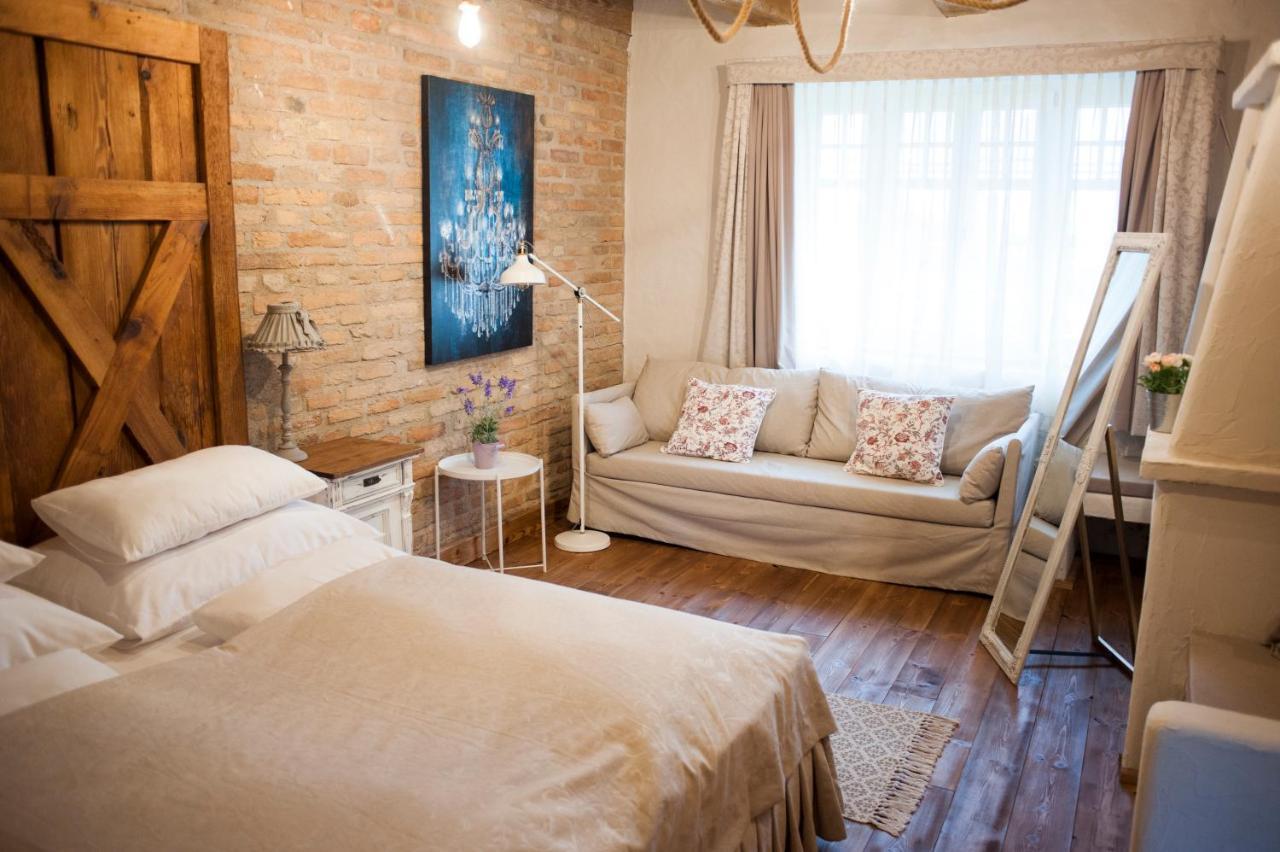 Pajta Apartman Es Vendeghaz Tata Exteriör bild
