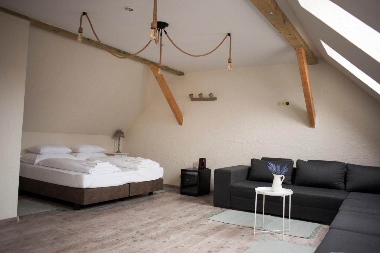 Pajta Apartman Es Vendeghaz Tata Exteriör bild