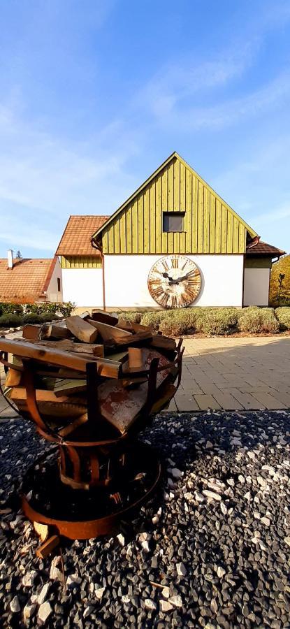 Pajta Apartman Es Vendeghaz Tata Exteriör bild